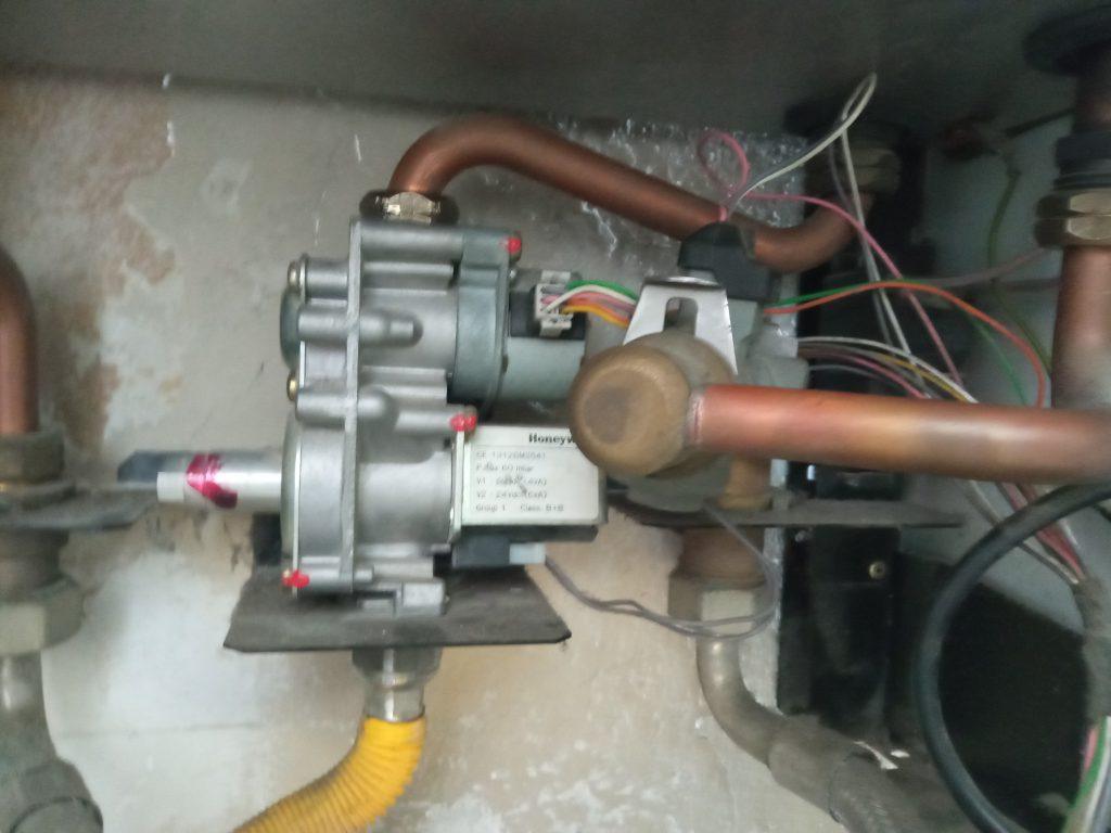 Valvola gas interna di uno scaldabagno Vaillant TurboMAG, possibile causa dell’errore F28 per mancata accensione.