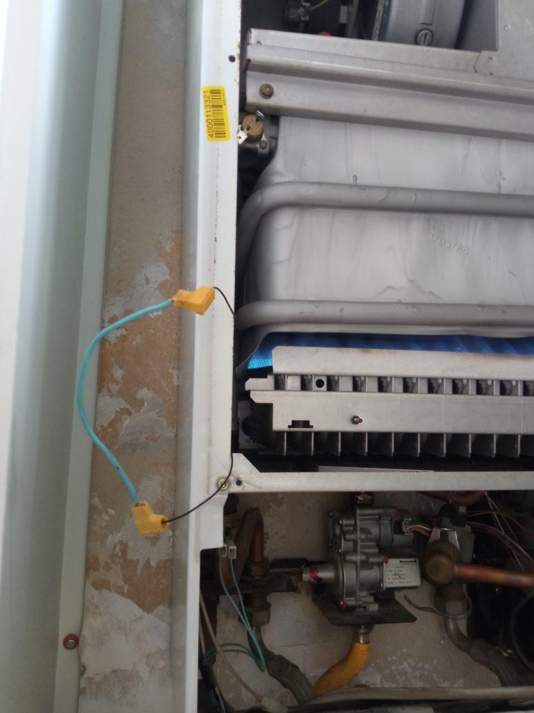 Scambiatore di calore e valvola gas interna di uno scaldabagno Vaillant TurboMAG, componenti che possono causare errore F28 se malfunzionanti.
Scambiatore di calore e valvola gas interna dello scaldabagno Vaillant TurboMAG.
