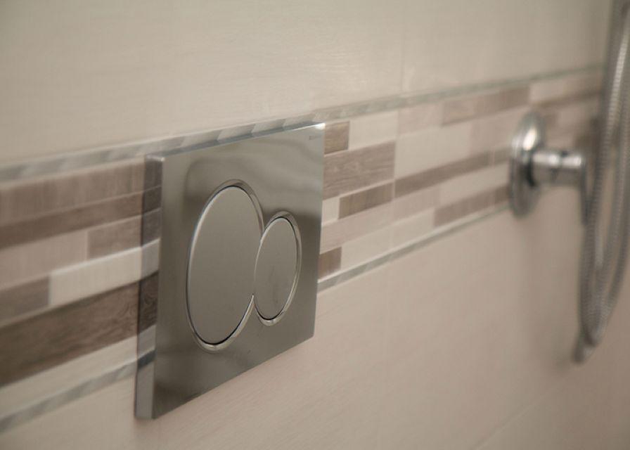 Dettaglio di un installazione di un cassetto per WC ad incasso.