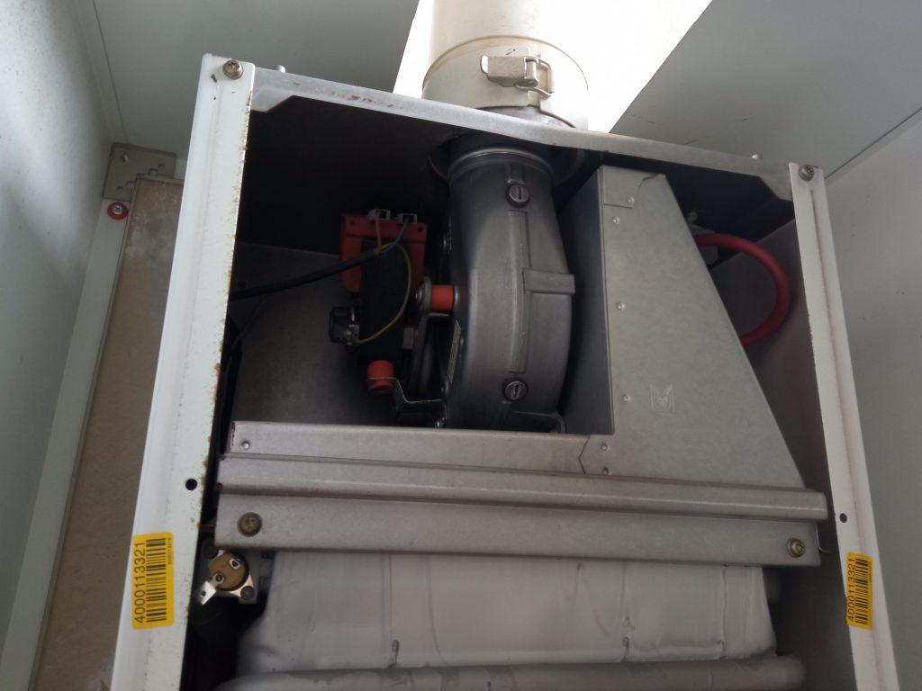 Ventilatore e sistema di scarico fumi interno di uno scaldabagno Vaillant TurboMAG, componenti che possono influire sull’errore F28.
Ventilatore e scarico fumi dello scaldabagno Vaillant TurboMAG.