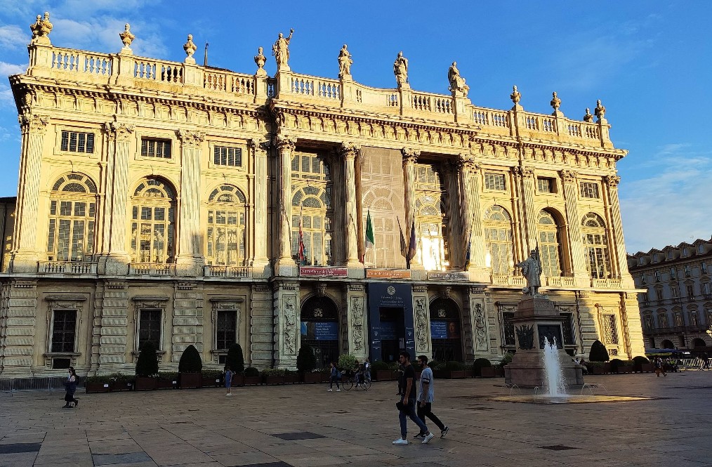 Palazzo Madama Piazza Castello Torino facciata barocca illuminata dal sole