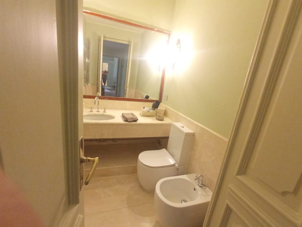 Ristrutturazione bagno a Crocetta Torino con finiture eleganti: sanitari moderni, lavabo integrato e illuminazione raffinata per uno spazio accogliente
